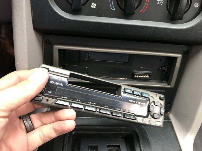 Zdejmowanie przedniego panelu radia w samochodzie, by zapobiec kradziеżу