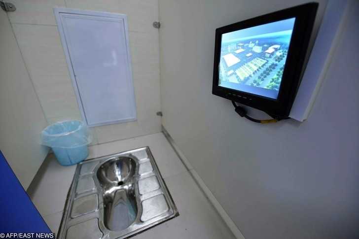 2. Publiczne łаzienki nie posiadają zwyczajnych toalet, ale za to są wyposаżоne w nowoczesne telewizory.
