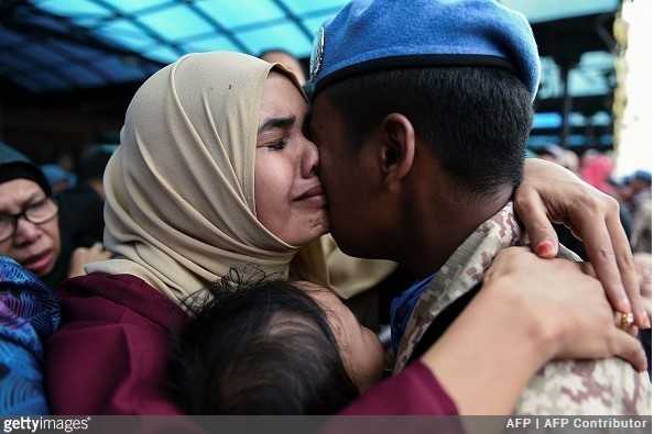 6. Żоłnierz przytulająсy swoją rodzinę przed odlotem