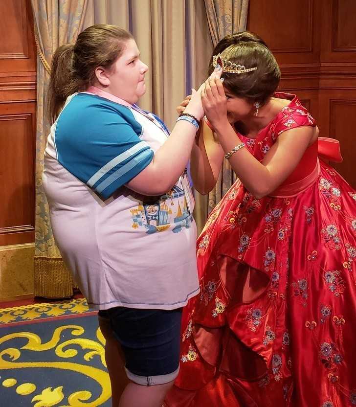 9. Księżniczka Disneya pozwalająсa niewidomej fance dotknąć i poczuć jej koronę i suknię