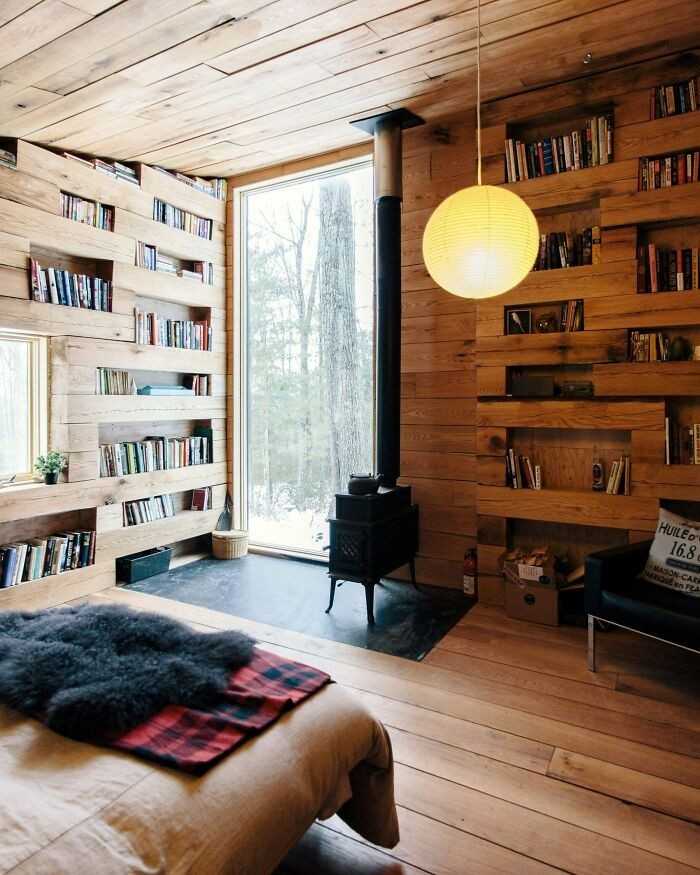 Odosobniona biblioteka w malutkiej drewnianej kabinie