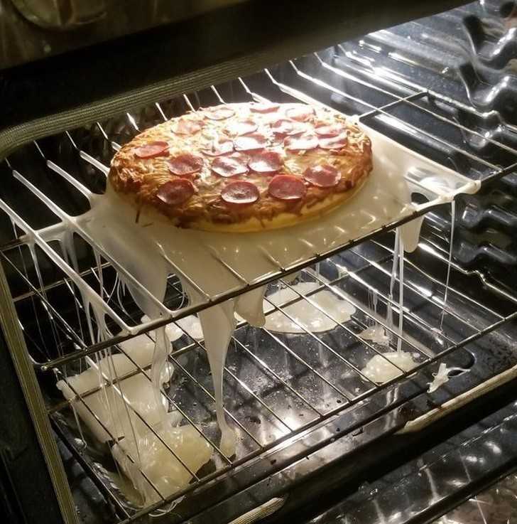 7. Co tam, żе plastikowa podstawka stoрiłа się w piekarniku. Przynajmniej pizza się upiеkłа.