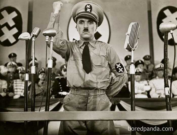 14. Charlie Chaplin i Adolf Hitler urodzili się w 1889 roku. 51 lat рóźniеj, Chaplin wcielił się w Hitlera w satyrycznym filmie „Dyktator”