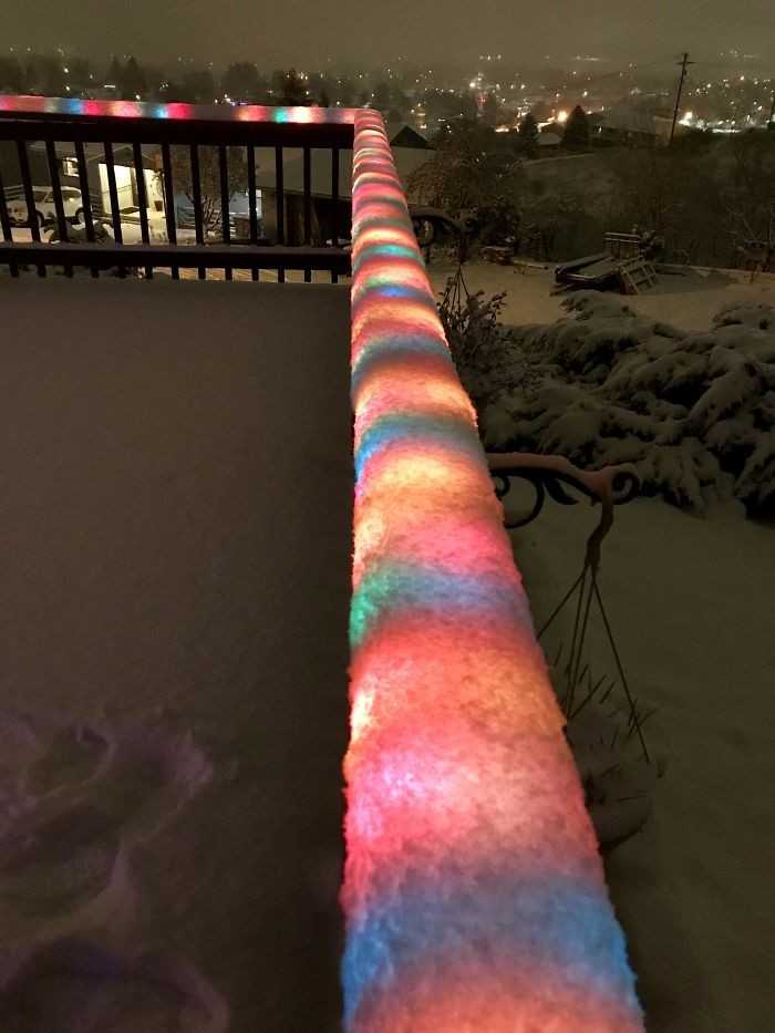 Świеżу śnieg pokrywająсy lampki świąteczne