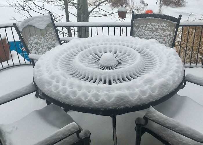 Ten wzór w śniegu na stoliku ogrodowym