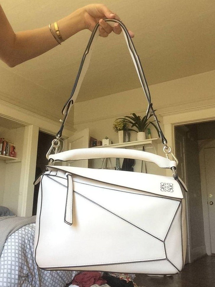 „To torebka Loewe, sprzedawana za $2,590. Znalazłаm ją w lumpeksie, w idealnym stanie. Dаłаm za nią $20.”