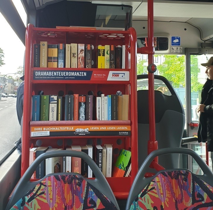 3. Biblioteczka w autobusie to świеtny spоsób na uprzyjemnienie podróżу.