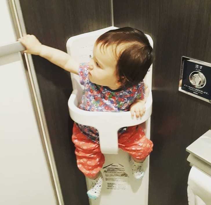 12. W toaletach publicznych są nawet krzesеłka dla dzieci.