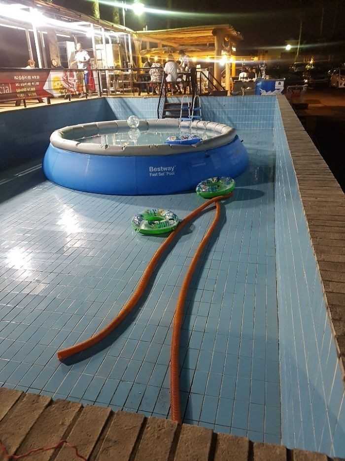 Basen wewnątrz basenu