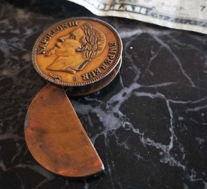 Zapalniczka stylizowana na starą monetę