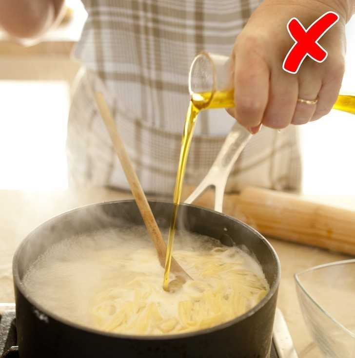 1. Dodawanie oleju do wody podczas gotowania makaronu do spaghetti