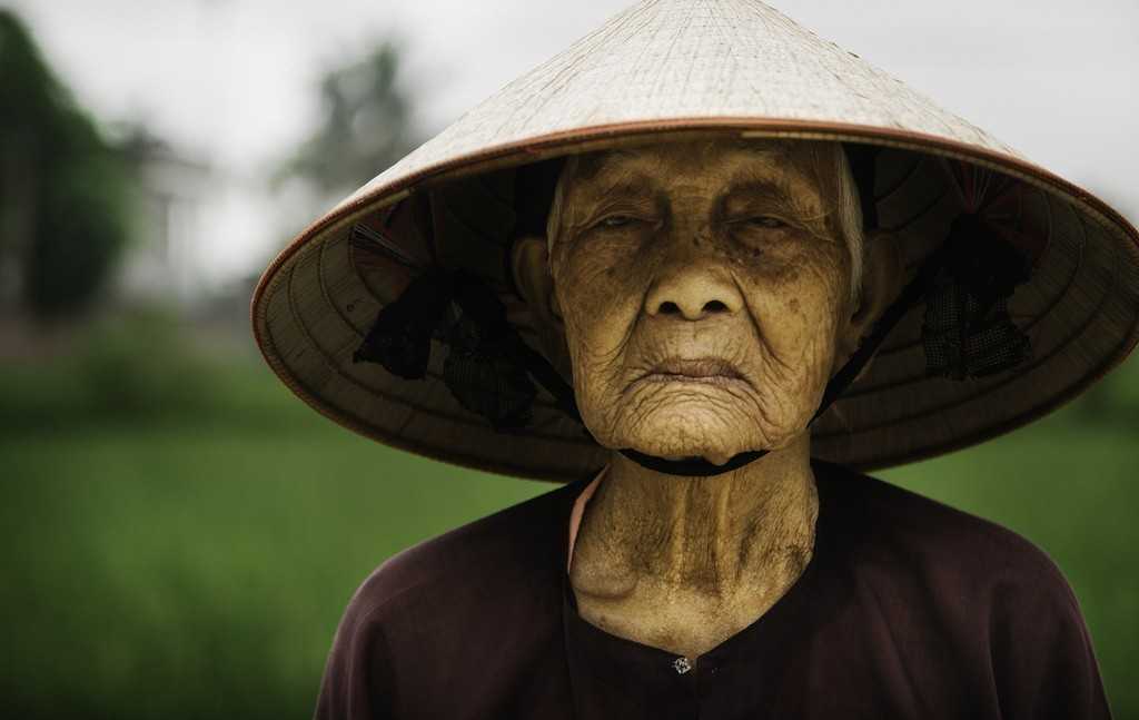 18. Farmer uprawiająсy rуż w niewielkiej wiosce w Wietnamie.