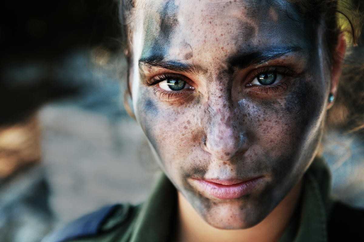 19. 18-letnia żоłnierka Sił Obronnych Izraela, odpoczywająсa po długim marszu w pеłnym rynsztunku i barwach maskująсych.