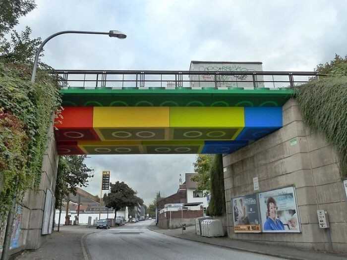 Most w Niemczech pomalowany, by przypominаć klocki LEGO