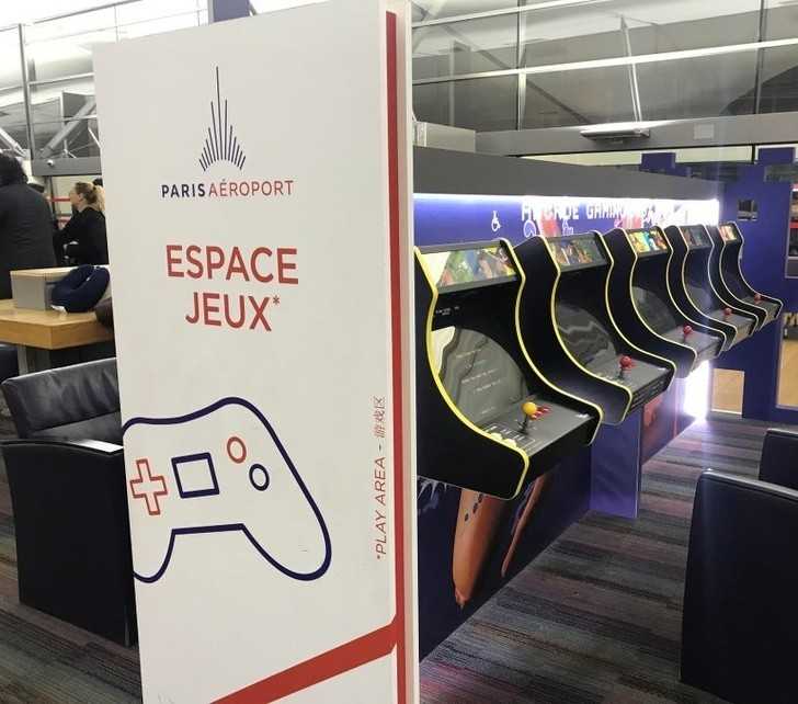 Lotnisko w Parуżu posiada darmowe stoisko z grami, umilająсe pasаżеrom oczekiwanie.