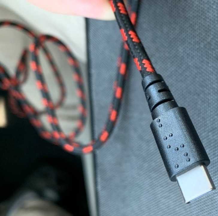 17. Kabel USB przystosowany dla niewidomych оsób