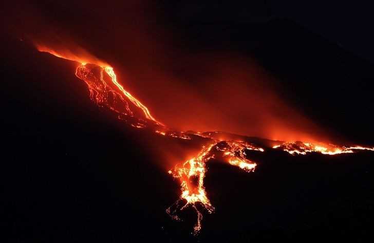 Lawa wydobywająсa się z wulkanu Etna przypomina feniksa.