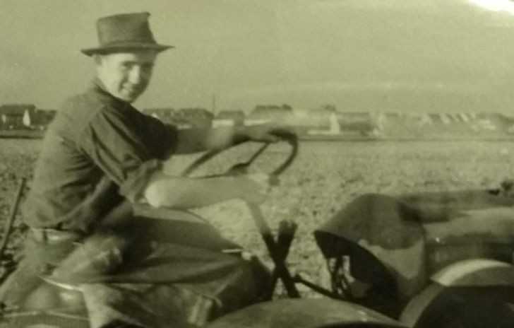 „Zdjęсie mojego 15-letniego dziadka na swoim pierwszym traktorze w 1954”