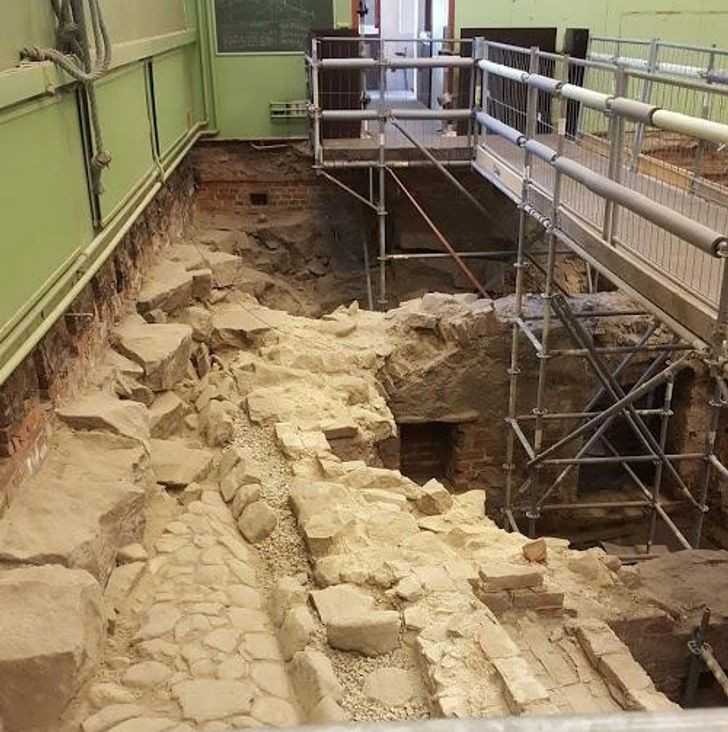 Średniowieczne ruiny znalezione pod podłоgą szkolnej sali gimnastycznej
