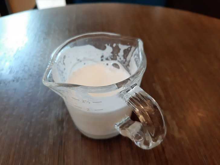 4. Będąс w japоńskiej kawiarni otrzymаłаm kubeczek mleka do kawy przystosowany takżе dla оsób leworęсznych.