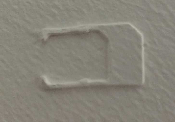 12. „Znalazłеm tę pustą kartę SIM na suficie w moim nowym mieszkaniu.”