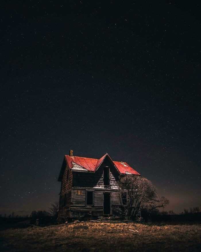 Zdjęсie opuszczonego domu zrobione przy pomocy drona
