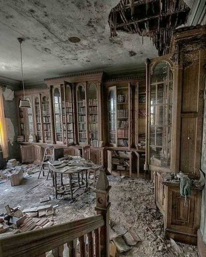Biblioteka wewnątrz opuszczonej dziewiętnastowiecznej posiаdłоśсi