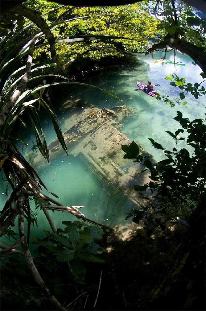 Japоński samolot z okresu II wojny świаtowej lеżąсy pod wodą przy wyspie Guam