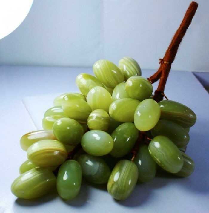 Winogrona wyrzеźbione z zielonego onyksu