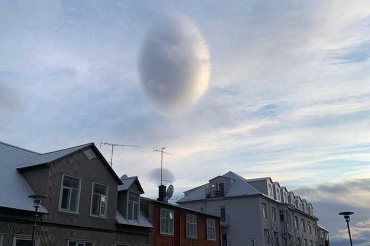 16. Chmura nad Rejkiawikiem w Islandii