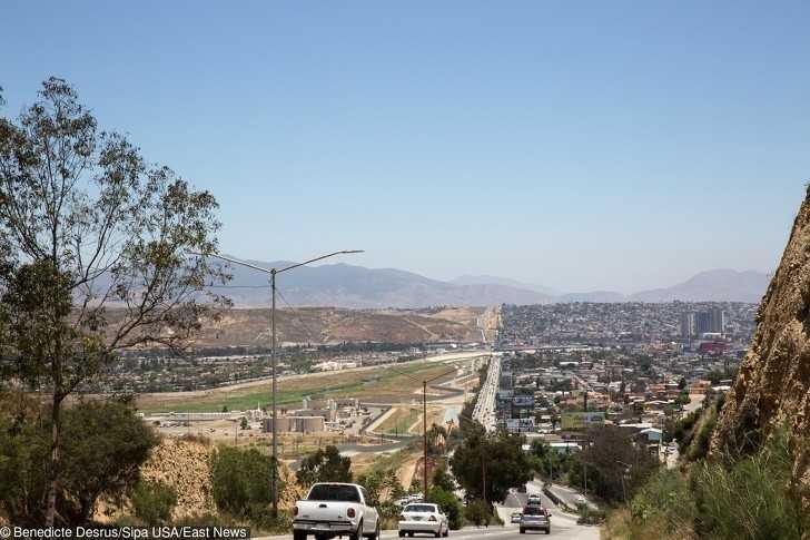 7. Kontrast między miastami San Diego i Tijuana, lеżąсymi na granicy Stanów Zjednoczonych i Meksyku