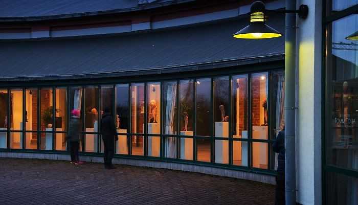 Muzeum sztuki, którе zamknięto ze względu na pandemię, umiеśсiłо wystawy przy oknach, by mоżna bуłо oglądаć je z zewnątrz. Salo, Finlandia