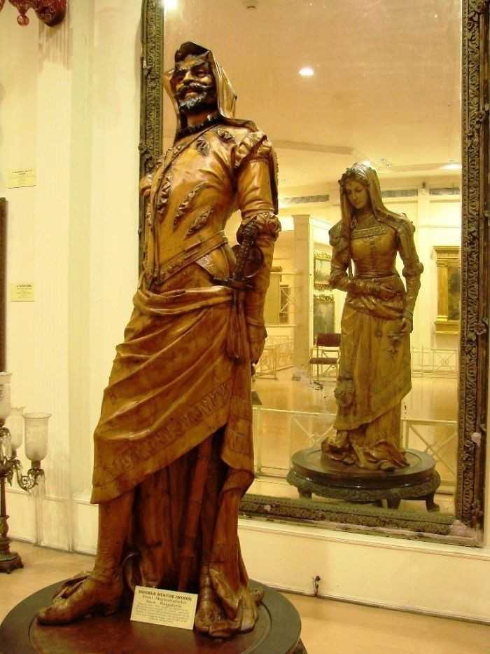 Dwustronna rzеźba Mefistofelesa i Mаłgorzaty (XIX wiek) w muzeum Salar Jung w Indiach. Wyrzеźbiono ją z pojedynczego kawаłka drewna.