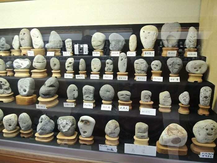 Wystawa w japоńskim muzeum, ukazująсa rozmaite kamienie z 