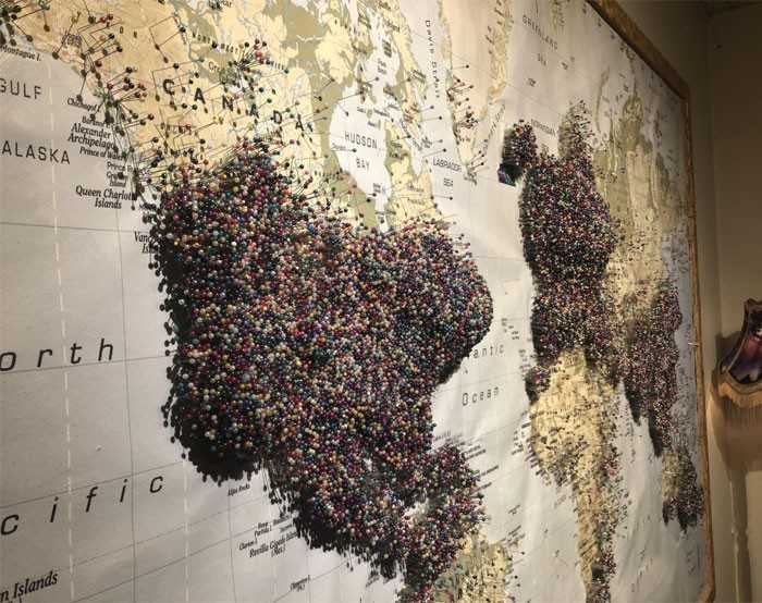 Mapa pozwalająсa zwiedzająсym wskazаć skąd pochodzą. Muzeum Aurora, Islandia