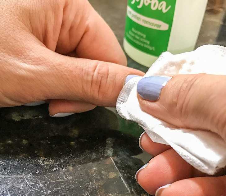 8. Zmywanie makijаżu i lakieru do paznokci.