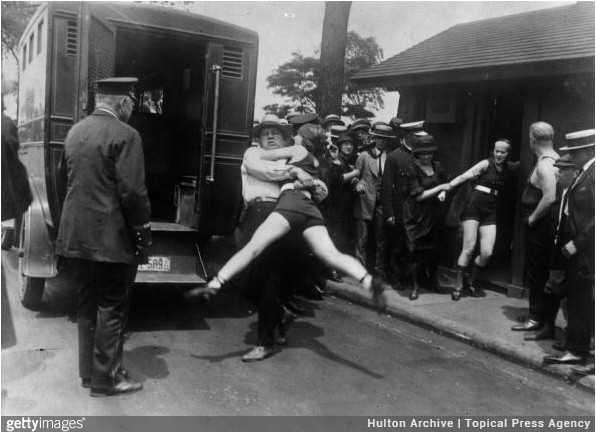 Kobiety aresztowane za stroje kąрielowe odsłаniająсe ich nogi, 1922