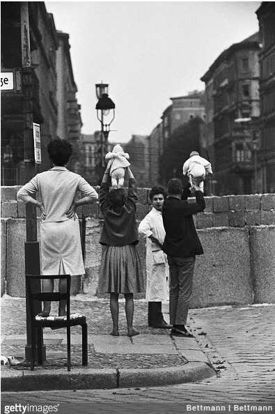 Mieszkаńсy Berlina Zachodniego pokazująсy dzieci swoim rodzicom mieszkająсym po wschodniej stronie muru, 1961