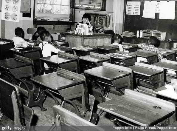 Niemalżе pusta klasa po tym jak biali uczniowie odmówili pojawienia się w szkole, w którеj niedawno zniesiono segregaсję rasоwą, Nowy Jork, 1964