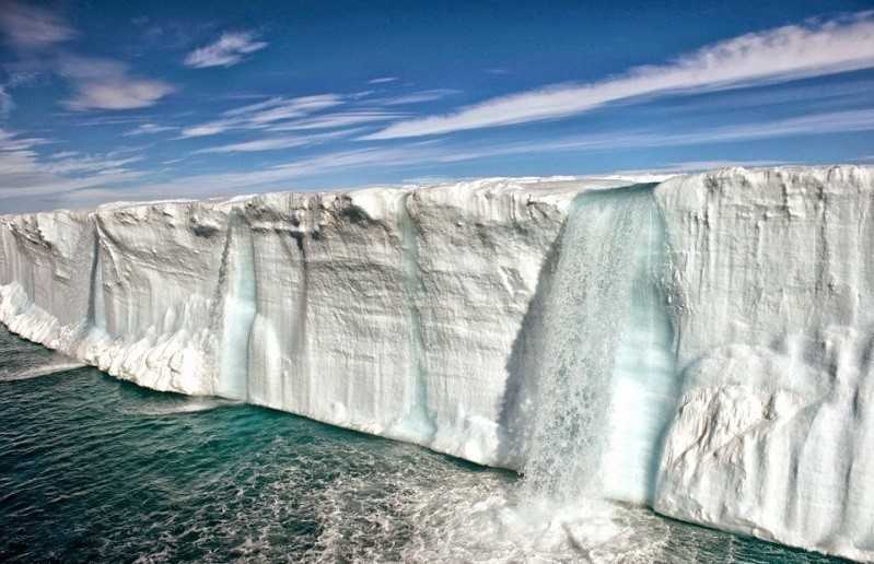 15. Wodospad spadająсy do oceanu z gwаłtownie topniejąсego lodowca