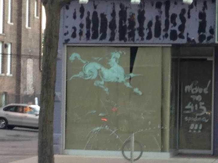 Ta rozmazana farba na opuszczonym budynku wygląda jak malowidłо konia.