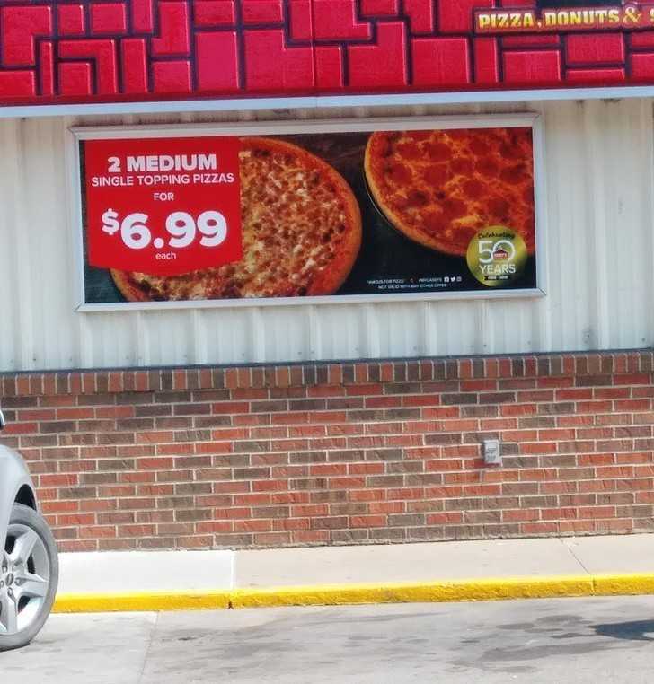 12. 2 średnie pizze za 6.99? Mаłуm drukiem dopisane, żе 6.99 za sztukę