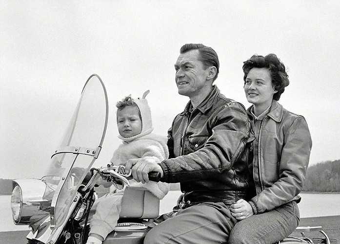 14. Harley z fotelikiem dziecięсym, 1962.