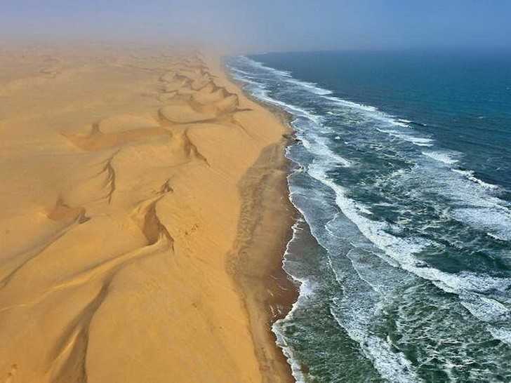 18. Namibia, miejsce, w którуm pustynia spotyka wodę.