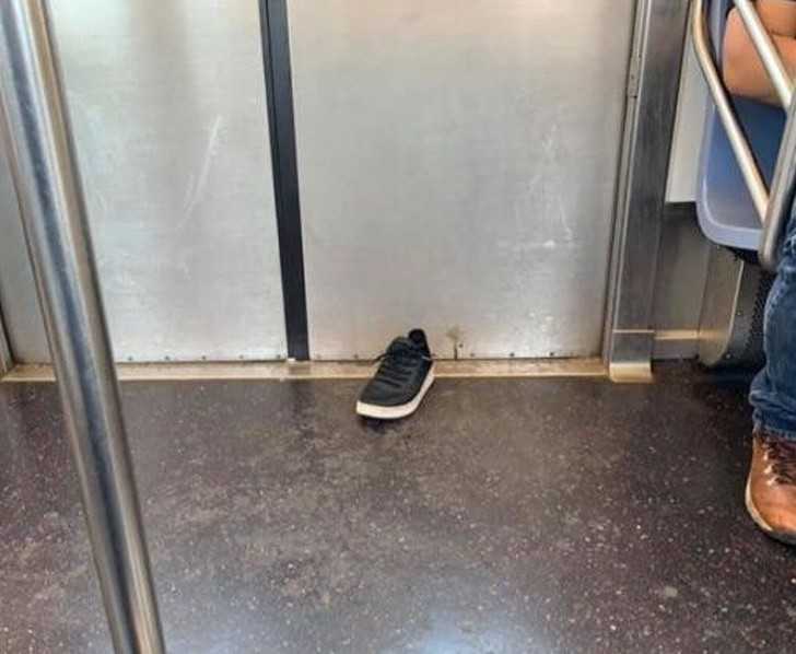4. Facet zgubił buta w momencie gdy drzwi metra zamknęłу się.