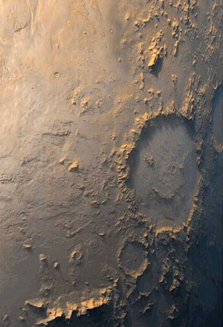 Krater na Marsie, wyglądająсy niczym uśmiеchnięta buźka