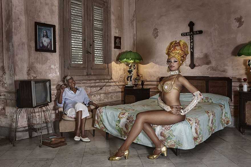 10. Tancerka egzotyczna siedząсa ze swoją babcią - Kuba