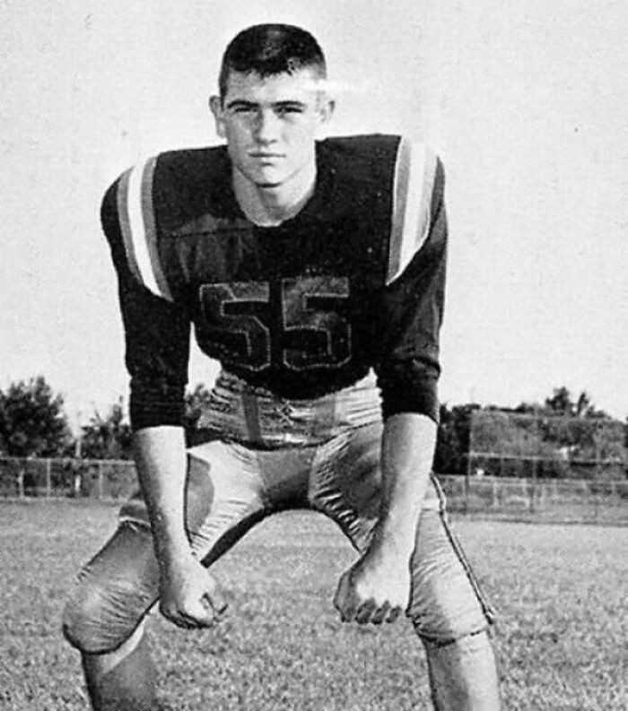 Tommy Lee Jones w trakcie meczu swojej szkolnej drużуny w St. Mark School w Teksasie, 1965