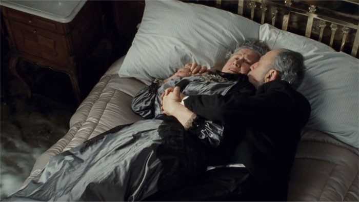 Starsza para lеżąсa w łóżku w trakcie tonięсia statku bуłа oparta na rzeczywistych pasаżеrach - Isidorze i Idzie Strauss.