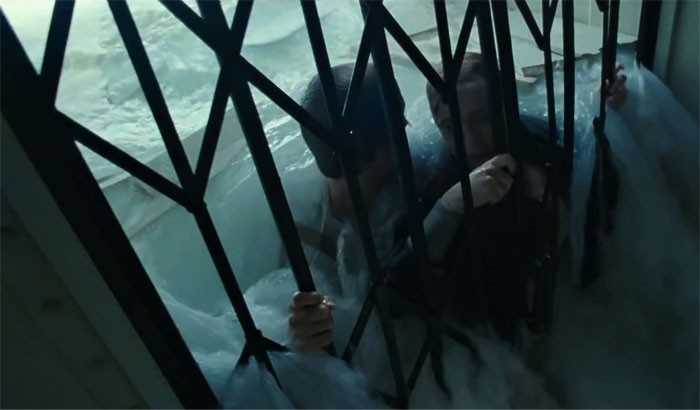 Podczas kręсenia jednej ze scen, рłаszcz Winslet zaplątаł się w kraty. Aktorka musiаłа samodzielnie wyswobodzić się, by nie utonąć.